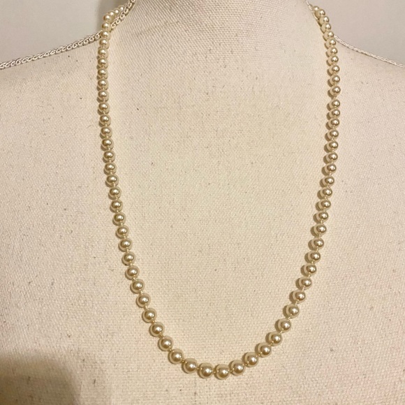 Vintage Pretty single strand Ivory faux pearl Necklace - Picture 14 of 15